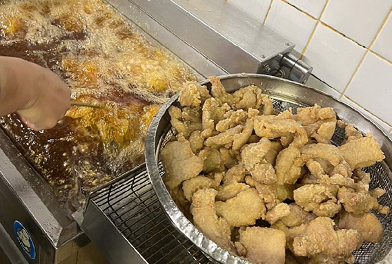 山田屋全店舗のお惣菜を調理